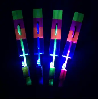 50Pcs/lot Gran Luz LED Flecha Volando Juguetes de Parte de la Diversión de los Niños al aire libre de Parpadeo de Juguete de la Mosca de Color de la Flecha que Parte de la Diversión de Regalo al Azar