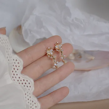Corea del nuevo diseño de moda exquisita de oro AAA circón semicírculo diseño de la flor de la hoja de liquidación pendientes de las mujeres elegantes aretes