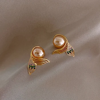 Corea del sur el nuevo diseño de la joyería de moda exquisita de cobre con incrustaciones de circón creativo de cola de pescado de la perla elegante pendientes del perno prisionero femenino