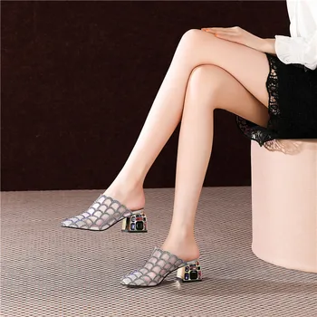 FEDONAS de diamante de imitación de Cuero Genuino de las Mujeres de las Mulas, Con Cristal Grueso Tacón Bombas de 2020 Verano más reciente Casual Básica de Zapatos de Mujer Sandalias