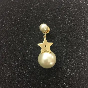 La moda de 26 de capital de la letra inicial del nombre de pendientes de perlas de las mujeres del color del oro estrellas de lujo, pendientes de una pc no un par