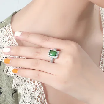 La plaza de la moda cristal verde esmeralda piedras preciosas anillos de diamantes para las mujeres de oro blanco de color plata de la joyería bague fiesta de la moda de regalo