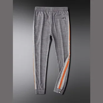 Luz de lujo gris de la tela escocesa de los pantalones casuales hombres 2020 otoño personalidad carta lateral de rayados guapo deportes pantalones