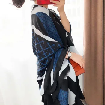 Marca de lujo de bufandas de color clásico de coincidencia geométrica de poker bufanda de seda de las mujeres de invierno versión coreana salvaje split chal de doble uso