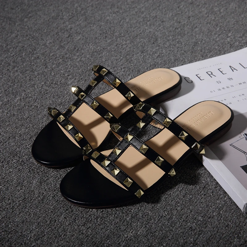 2018 diseño de la marca de las mujeres de Moda sandalias planas de mujer negro lanzamiento del sitio, marrón Verano remaches zapatos para damas casual sandalias de envío Gratis 0