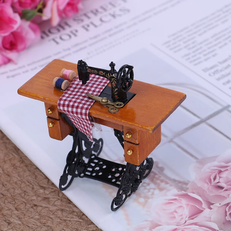 2019 de Madera en Miniatura Escala 1/12 Muebles de Familias de la Vendimia en Miniatura de la Máquina de Coser Con Tela para Decoración de casa de Muñecas 0