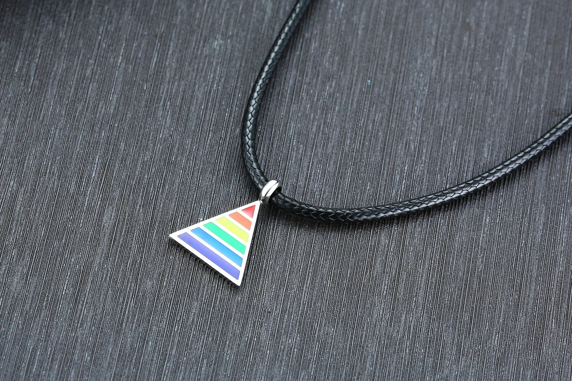 FXM LN66 collar de acero inoxidable caliente de la venta a la mujer el hombre 20mm Triángulo rosa arco iris de acero de color de regalo de las mujeres de Corea del estilo de la amante de regalo 0
