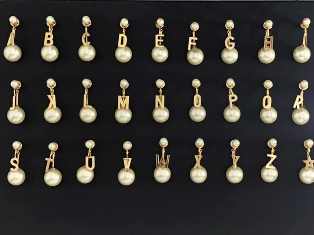 La moda de 26 de capital de la letra inicial del nombre de pendientes de perlas de las mujeres del color del oro estrellas de lujo, pendientes de una pc no un par 1