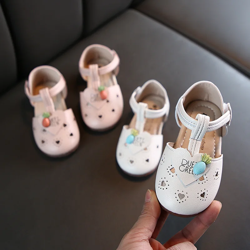 Para los Niños Niño Bebé Zapatos de Verano de las Niñas Hueco de la Princesa Cubierto de los pies a la Mitad Sandalias Casual Corazones de los Niños de Cuero Pisos 1