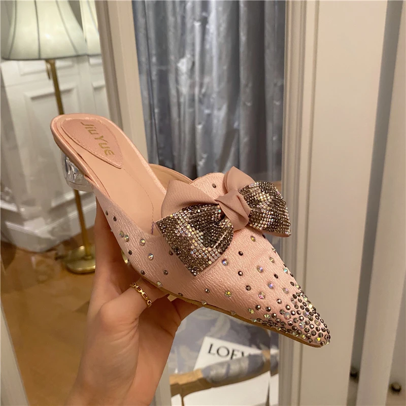 2020 Las Mujeres Zapatillas De Diamante De Imitación De Diapositivas De Diseño De Arco Mulas Zapatos Clara Gruesa Mediados De Los Tacones Zapatillas De Cristal Elegante Vestido De Fiesta De Bombas 1