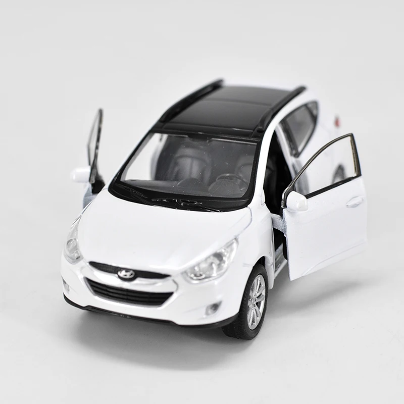 Mejor venta de 1:36 Hyundai ix35 SUV de aleación modelo de coche,la simulación de fundición a presión de tirar la puerta de nuevo modelo,los niños, el niño de juguetes,gastos de envío gratis 2