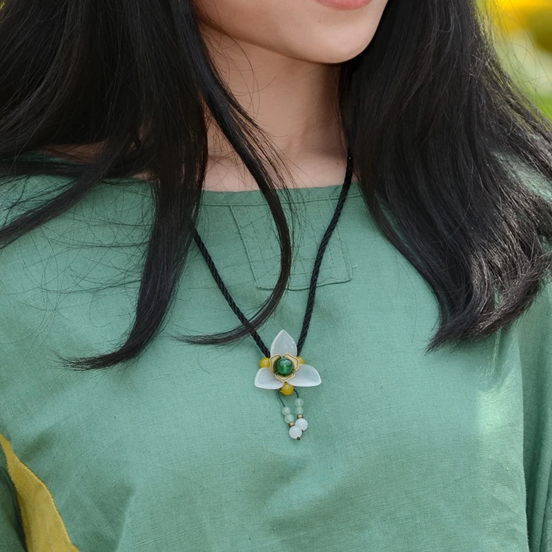 Gargantilla para las mujeres de moda lindo encanto de la moda de xiuyan flor de piedra verde amarillo perlas colgante de cadena corta de la vendimia de la joyería 2