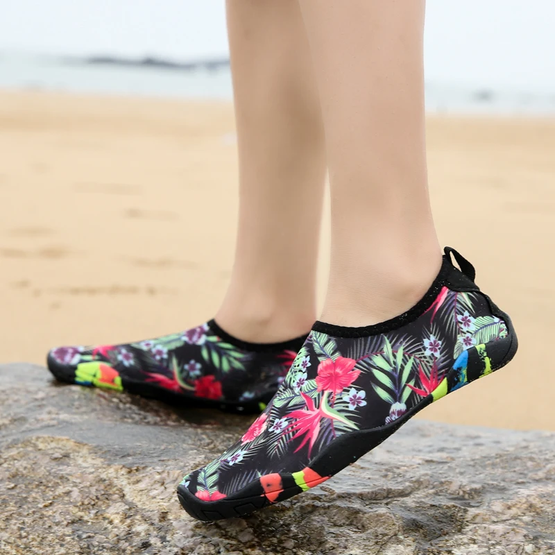 Zapatillas de deporte de playa de Natación de Zapatos de los hombres Zapatos de Aqua de Agua de las mujeres Zapatos descalzos unisex tamaño 35-46 zapatilla agua zapatos mujer 2020 2
