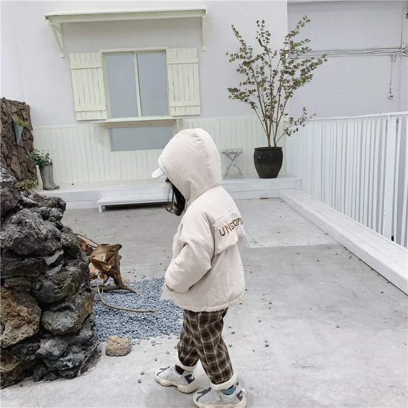 WLG de Invierno niñas y niños, parkas niños de terciopelo con capucha de manga larga carta impresa beige gris de la capa del bebé ropa gruesa 2