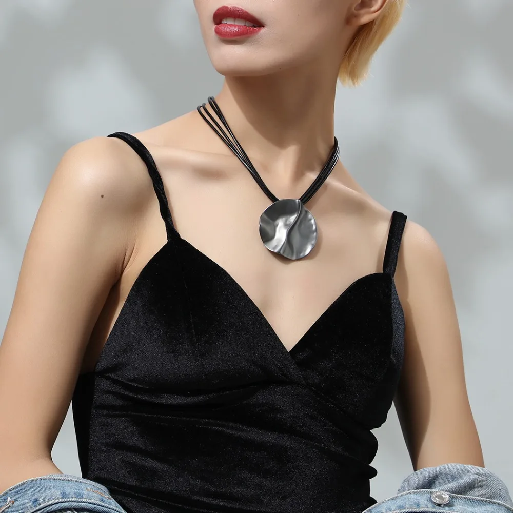 De moda las Mujeres de la Joyería de Cuero Negro Gargantillas Collar Gris con Colgante de Collares & Colgantes Collares Grueso Gargantilla de Suspensión Nueva 2