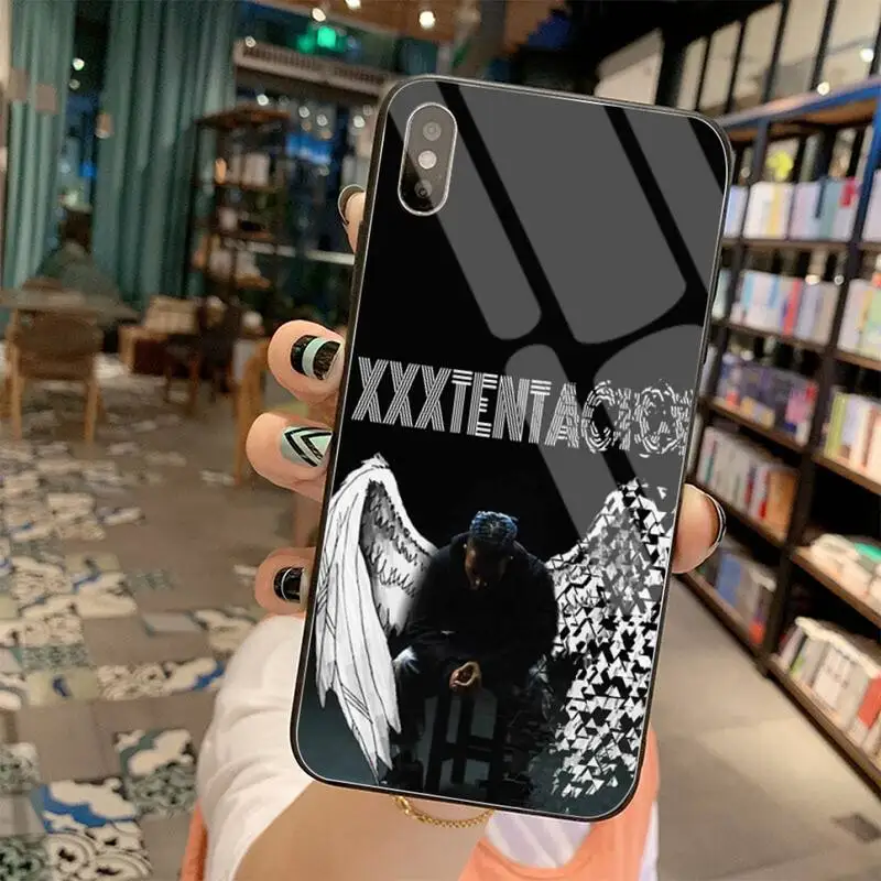 YJZFDYRM Cantante de Rap XXXTentacion negro caja del Teléfono de Casco de Vidrio Templado Para iPhone 11 Pro XR XS MAX 8 X 7 6 6 Plus SE 2020 2
