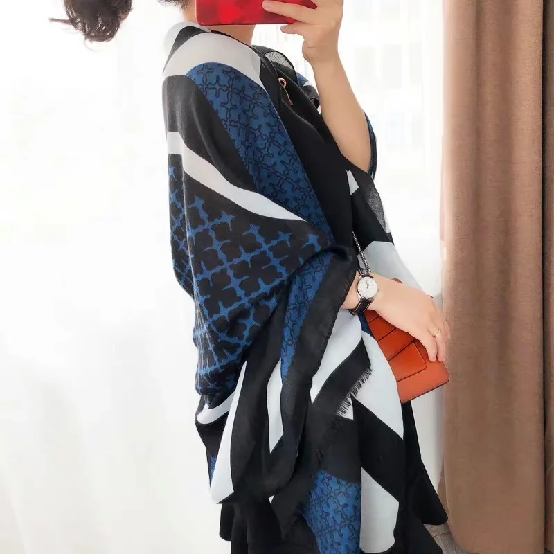 Marca de lujo de bufandas de color clásico de coincidencia geométrica de poker bufanda de seda de las mujeres de invierno versión coreana salvaje split chal de doble uso 3