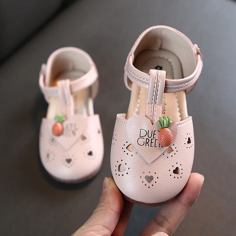Para los Niños Niño Bebé Zapatos de Verano de las Niñas Hueco de la Princesa Cubierto de los pies a la Mitad Sandalias Casual Corazones de los Niños de Cuero Pisos 4