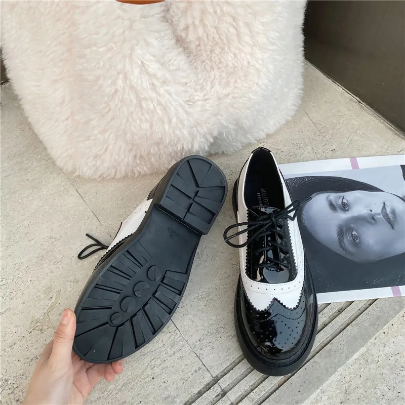 2020 La Primavera De Nuevo Británica De Oxford, Zapatos Para Mujer Retro Encaje De La Mujer En Los Pisos De La Universidad Casual Tallada Negro Blanco De Las Señoras Zapatos Brogues 4