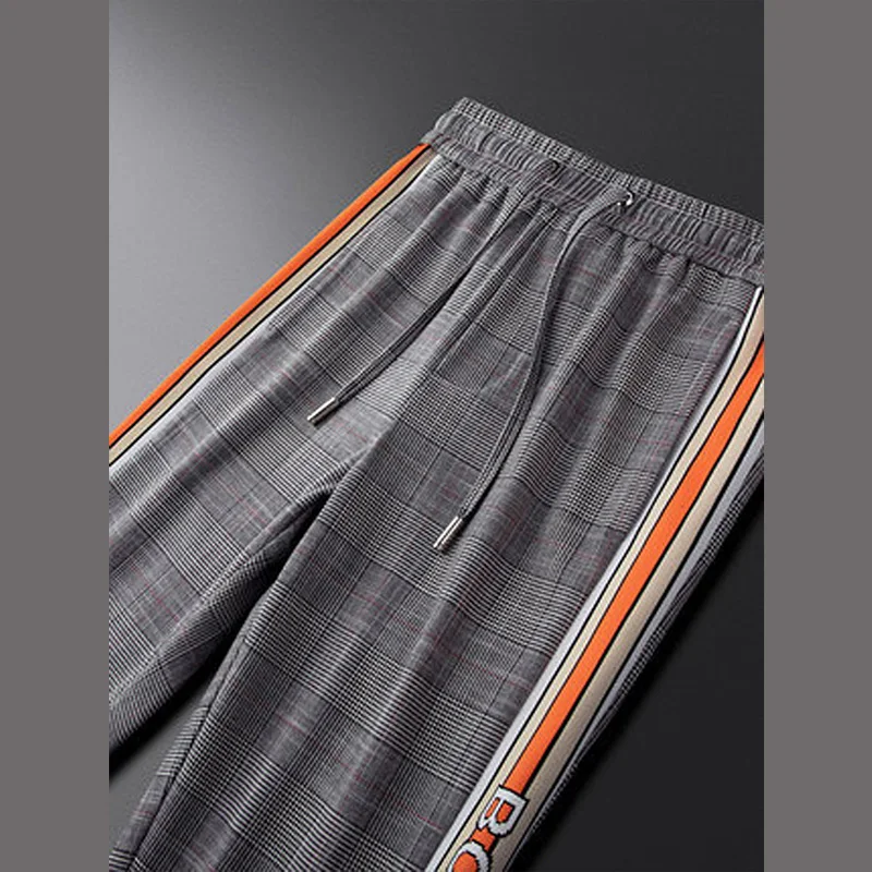 Luz de lujo gris de la tela escocesa de los pantalones casuales hombres 2020 otoño personalidad carta lateral de rayados guapo deportes pantalones 4