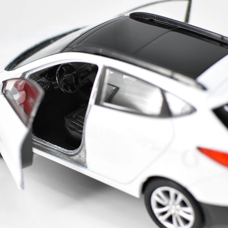 Mejor venta de 1:36 Hyundai ix35 SUV de aleación modelo de coche,la simulación de fundición a presión de tirar la puerta de nuevo modelo,los niños, el niño de juguetes,gastos de envío gratis 5